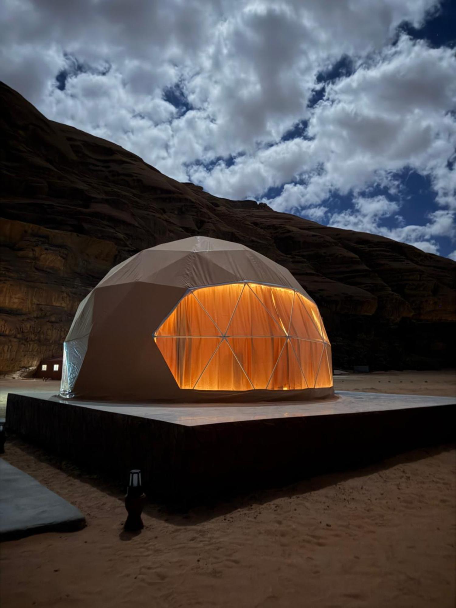 Rum Four Mountain Luxury Camp Wadi Rum Eksteriør billede