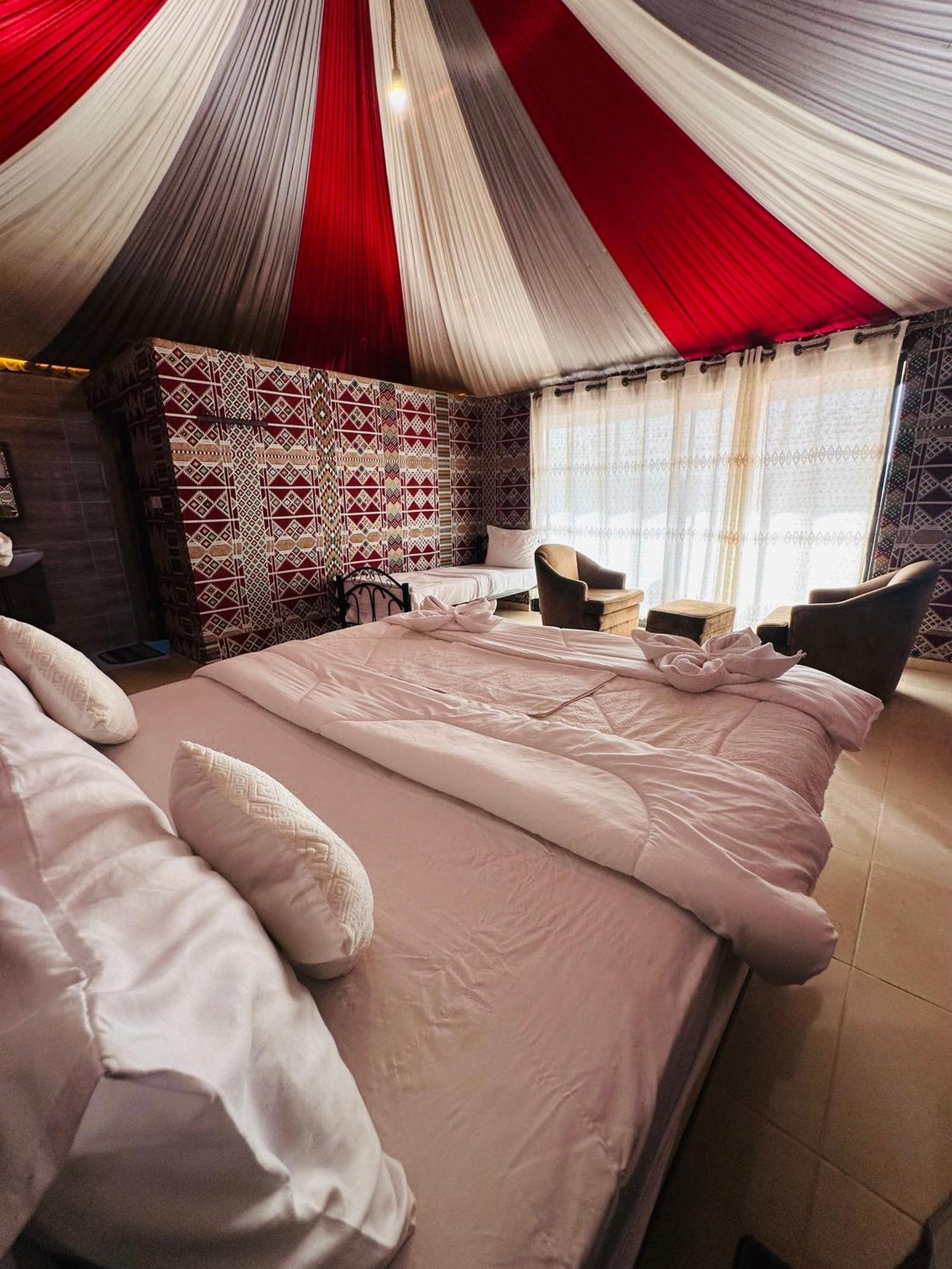 Rum Four Mountain Luxury Camp Wadi Rum Eksteriør billede