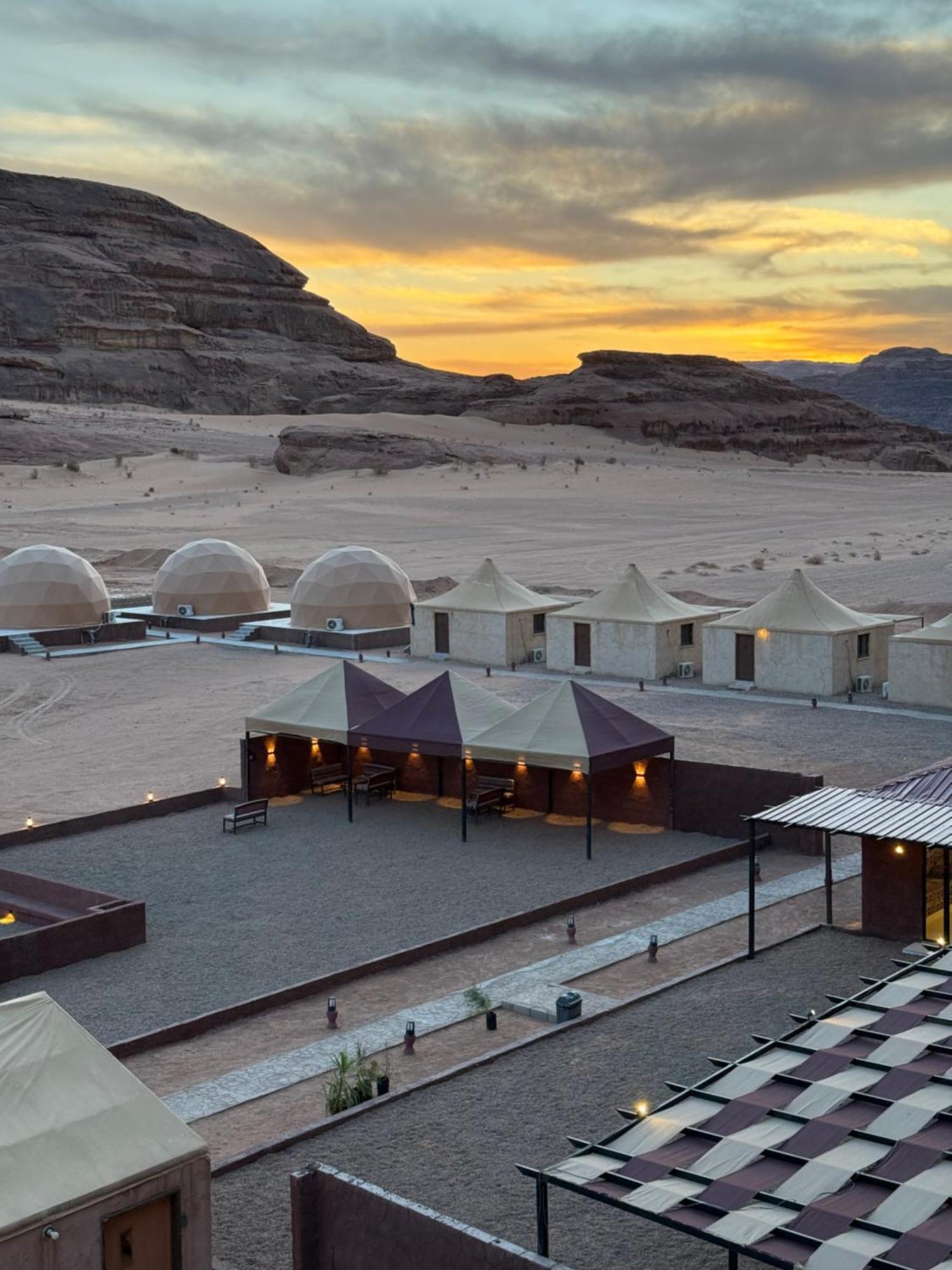 Rum Four Mountain Luxury Camp Wadi Rum Eksteriør billede