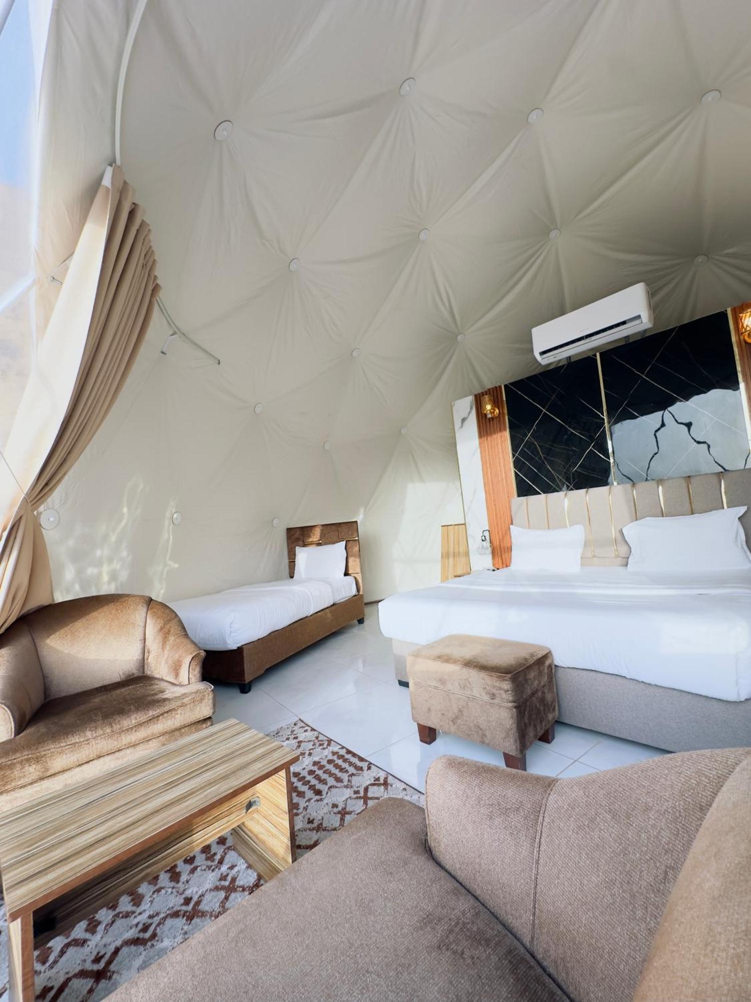 Rum Four Mountain Luxury Camp Wadi Rum Eksteriør billede