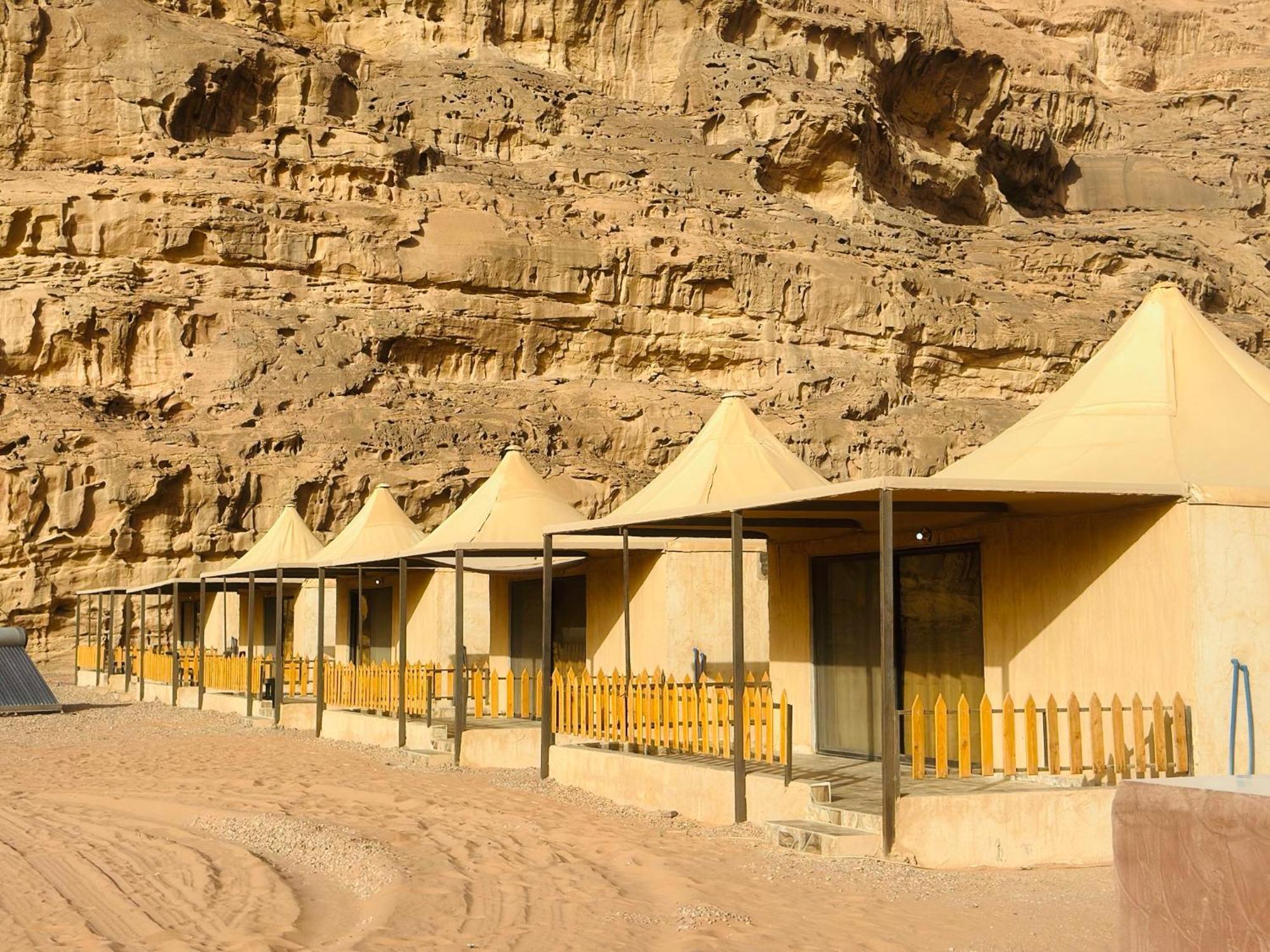 Rum Four Mountain Luxury Camp Wadi Rum Eksteriør billede